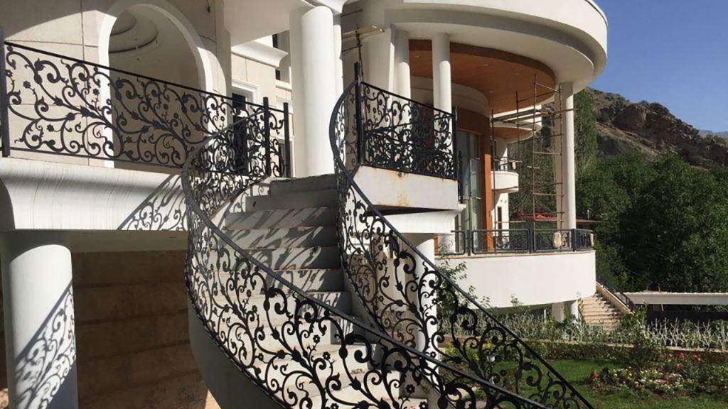 نردههای راهپله و بالکن ۱۰ ایده خلاقانه برای استفاده از برش لیزری فلز در دکوراسیون داخلی